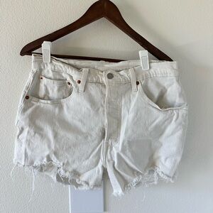 White Levi’s shorts